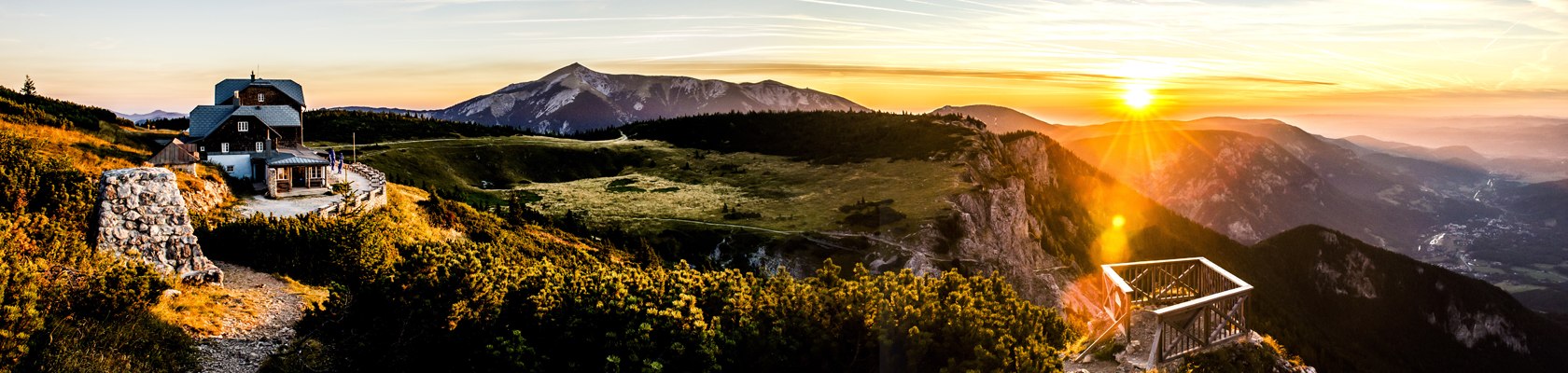 Urige Hütte mit Sonnenuntergang am Raxplateau der Wiener Alpen 