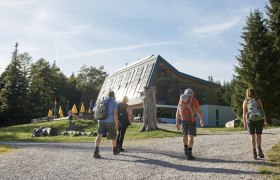 Eine Gruppe Wanderer kehren in die Hütte Knofeleben ein 