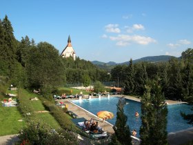 Freibad mit Wolfgangskirche, © Tourismusverein Kirchberg