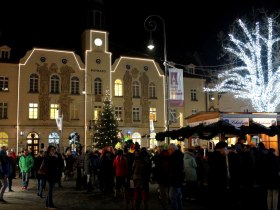 Hauptplatz und Rathaus im Advent, © Stadtgemeinde Neunkirchen