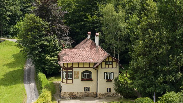 Hausansicht mit wunderschönen Garten, © Philip Ospelt