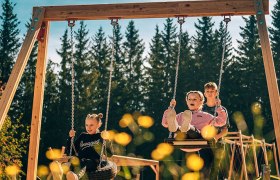 Riesenschaukel am Hirschi-Spielplatz, © Bergbahnen Semmering Hirschenkogel GmbH.