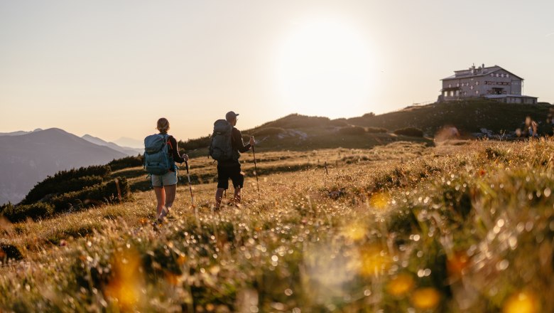 Zwei Wanderer am Raxwanderweg mit Blick Richtung Habsburghaus